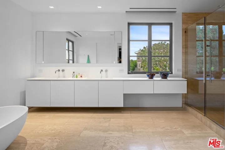 623 Alma Real Drive, Pacific Palisades, California 90272