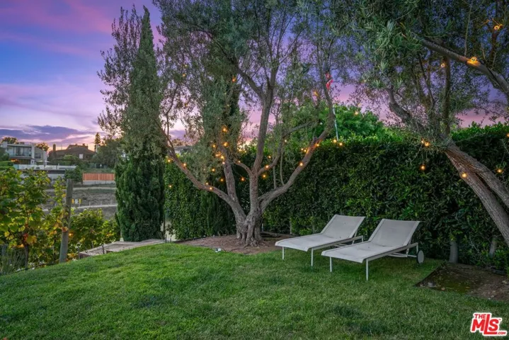 623 Alma Real Drive, Pacific Palisades, California 90272