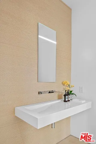 623 Alma Real Drive, Pacific Palisades, California 90272