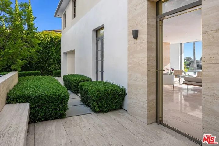 623 Alma Real Drive, Pacific Palisades, California 90272