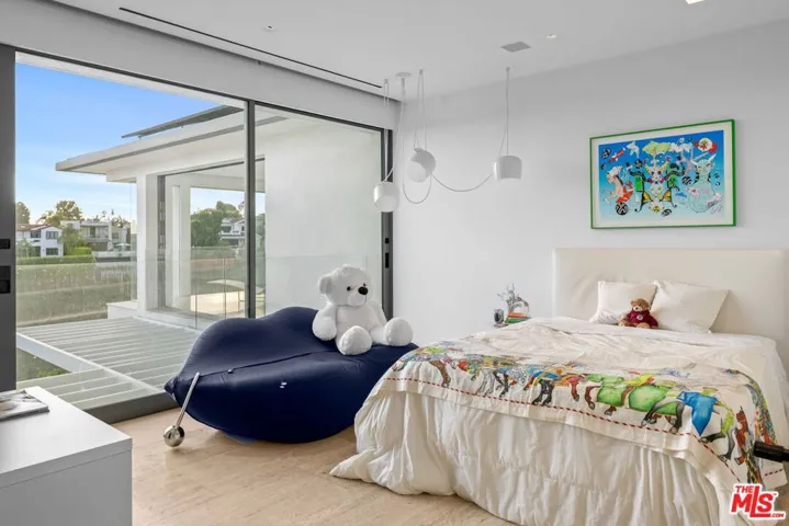 623 Alma Real Drive, Pacific Palisades, California 90272