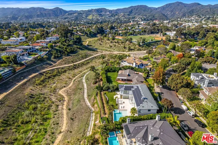623 Alma Real Drive, Pacific Palisades, California 90272