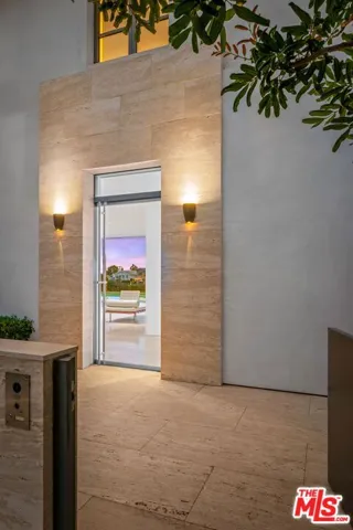 623 Alma Real Drive, Pacific Palisades, California 90272