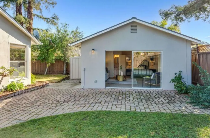 709 Los Ninos Way, Los Altos, California 94022