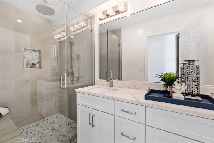 Downstairs full bathroom!