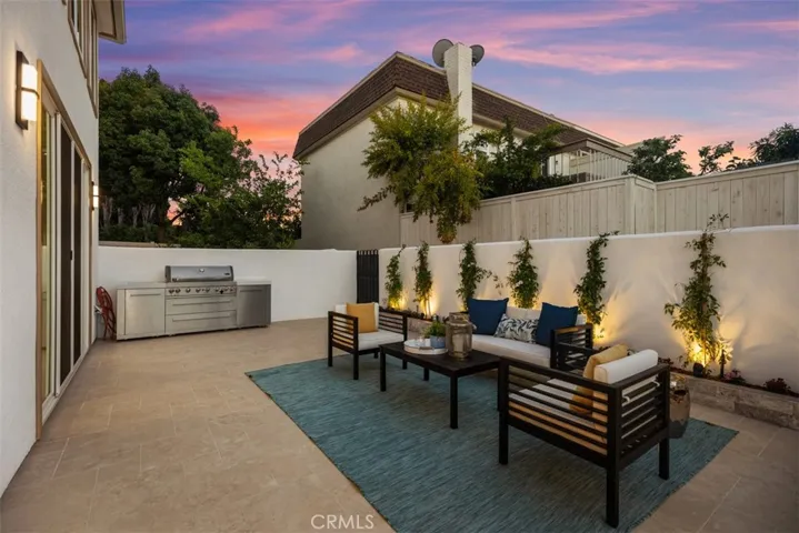 Private back yard with a door to common area!