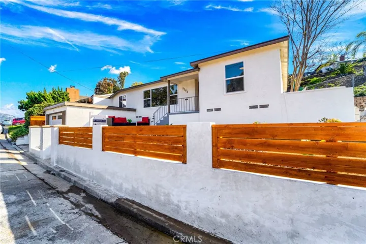 Great front yard, New Fence, Beautiful Curb Appeal !