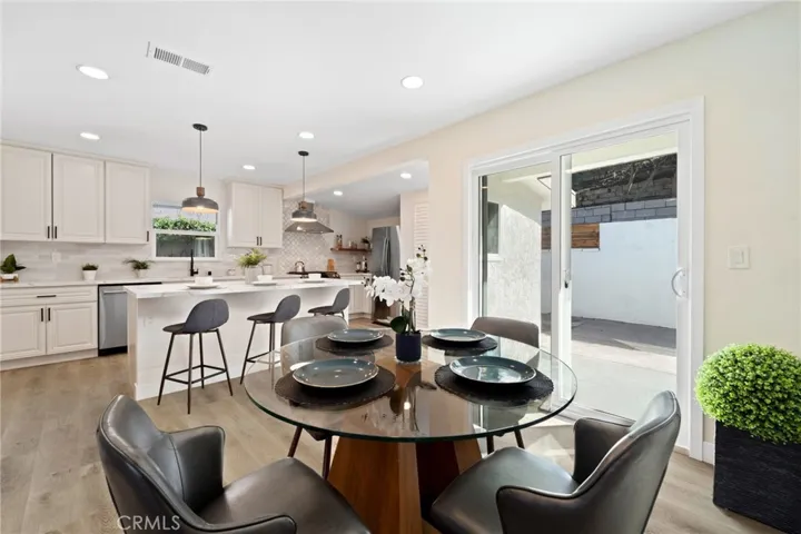 Flow from Kitchen to Dining Area.
