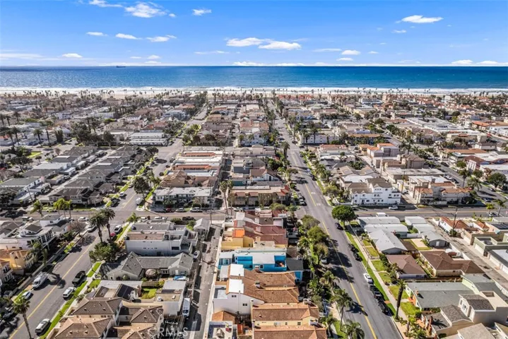 4 and a half block to the beach!