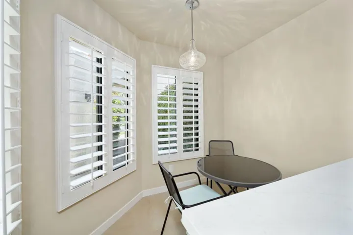 Airy breakfast nook