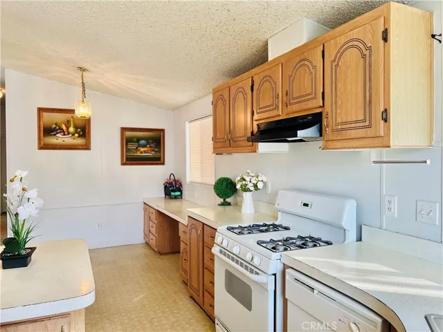 Dining area next to the kitchen - view 3