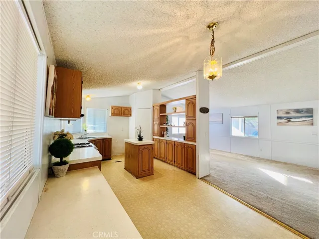 Dining area next to the kitchen - view 4