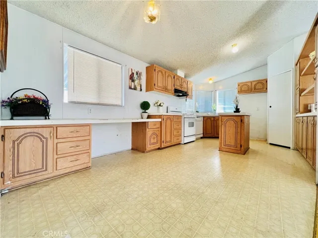 Dining area next to the kitchen - view 5