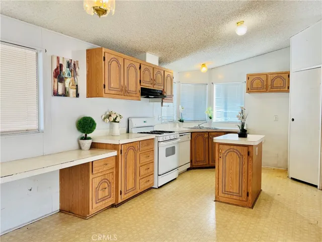 Dining area next to the kitchen - view 6