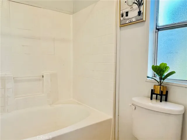 Master bathroom - view 6