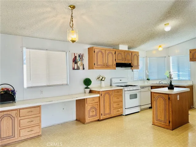 Dining area next to the kitchen - view 7