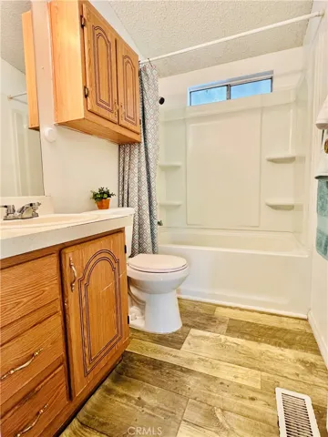 2nd bathroom - view 8