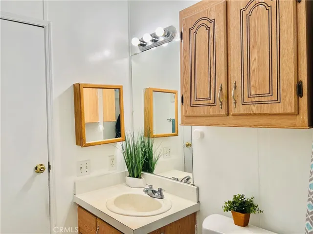 2nd bathroom - view 6