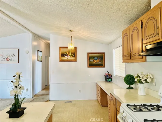 Dining area next to the kitchen - view 1