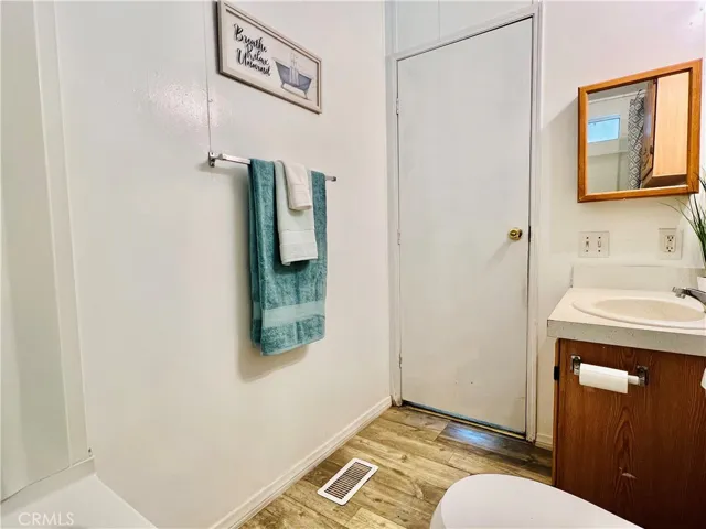 2nd bathroom - view 4