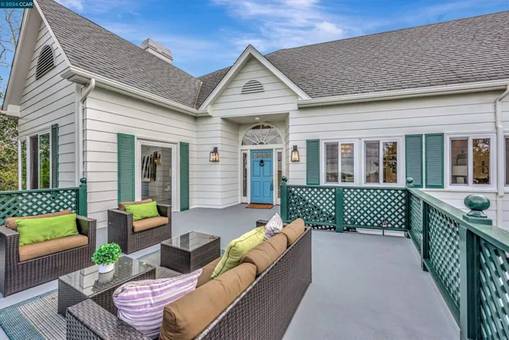 51 La Cuesta Road, Orinda, California 94563