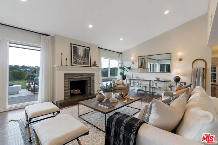 5571 Ostin Avenue, Woodland Hills, California 91367