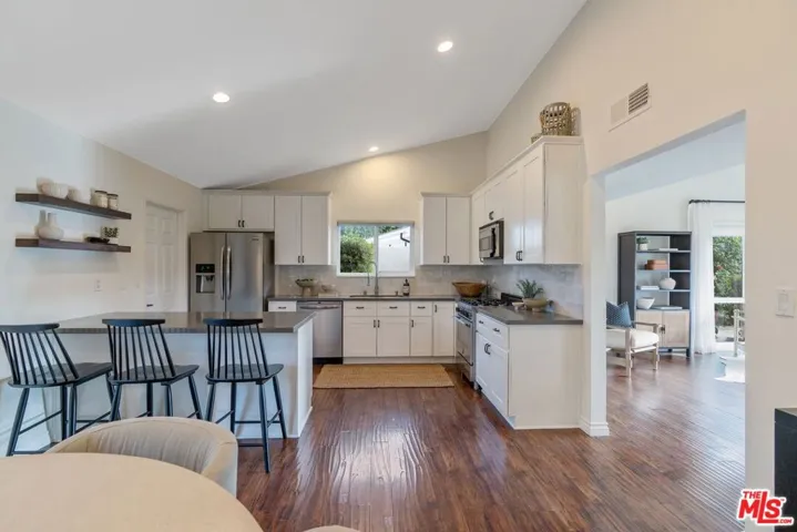 5571 Ostin Avenue, Woodland Hills, California 91367