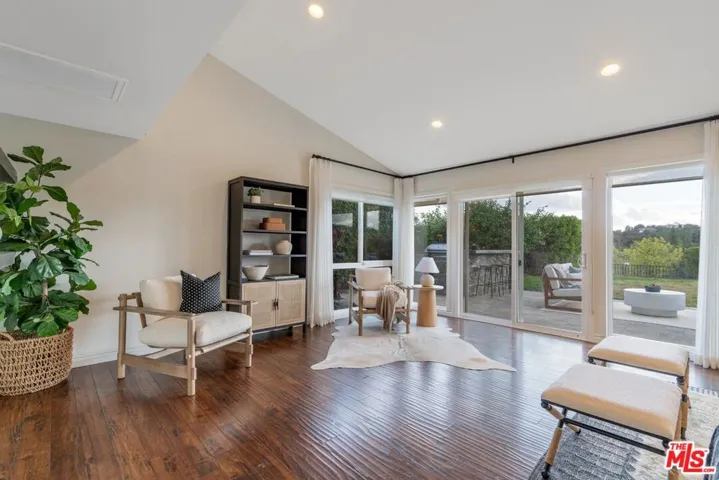 5571 Ostin Avenue, Woodland Hills, California 91367