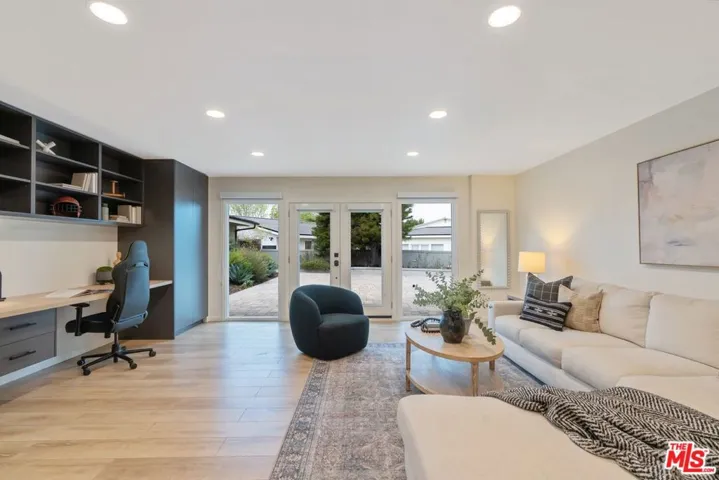 5571 Ostin Avenue, Woodland Hills, California 91367