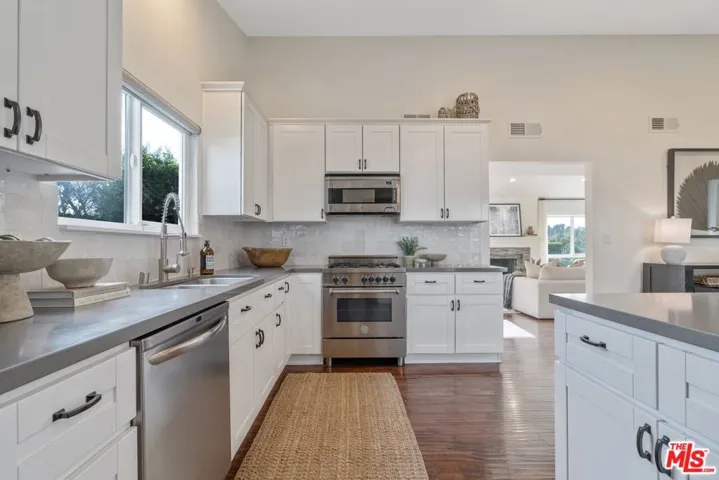 5571 Ostin Avenue, Woodland Hills, California 91367