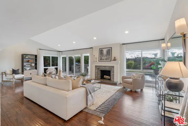 5571 Ostin Avenue, Woodland Hills, California 91367