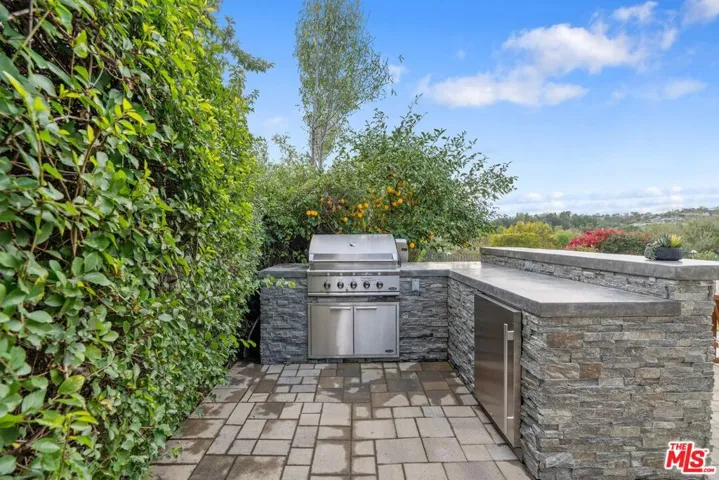 5571 Ostin Avenue, Woodland Hills, California 91367