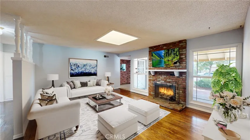 Living Room w/Virtual Staging