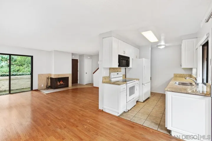 1252 River Glen Row 33, San Diego, California 92111