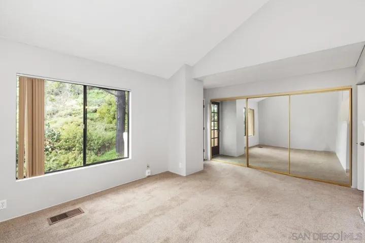 1252 River Glen Row 33, San Diego, California 92111