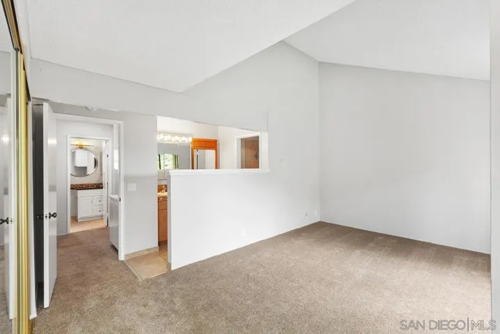1252 River Glen Row 33, San Diego, California 92111