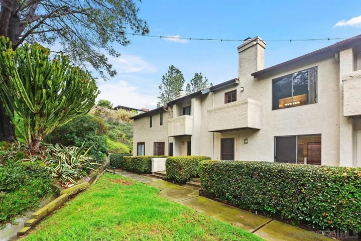 1252 River Glen Row 33, San Diego, California 92111