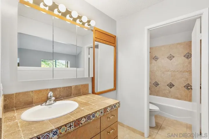 1252 River Glen Row 33, San Diego, California 92111