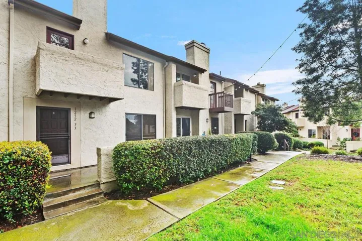 1252 River Glen Row 33, San Diego, California 92111