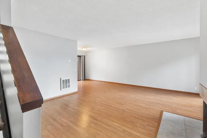 1252 River Glen Row 33, San Diego, California 92111