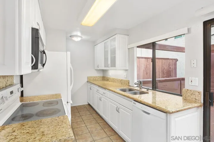 1252 River Glen Row 33, San Diego, California 92111