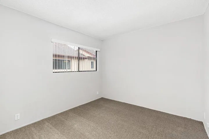 1252 River Glen Row 33, San Diego, California 92111