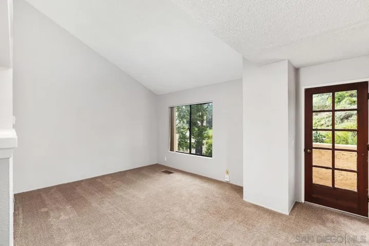 1252 River Glen Row 33, San Diego, California 92111