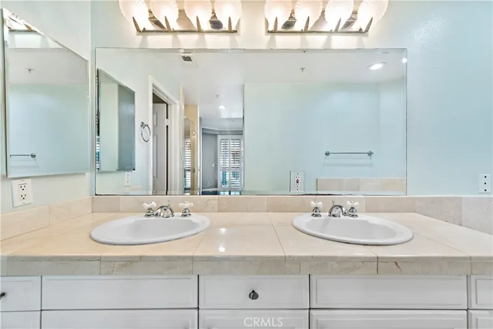 En-suite Bathroom with Dual Sinks