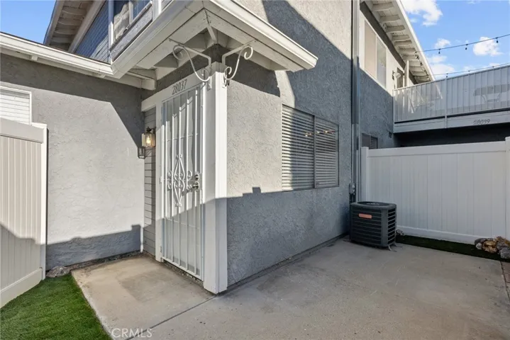 28037 Robin Avenue, Saugus, California 91350