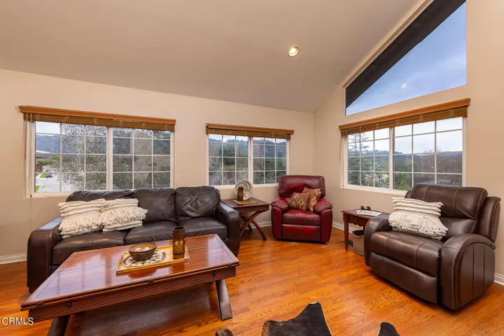 75 High Street Oak View Home for Sale (2