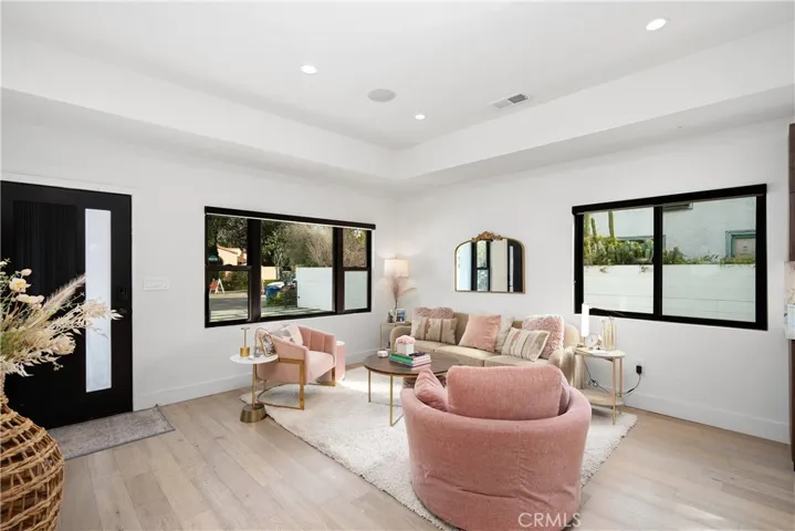 11022 Blix Street, West Toluca Lake, California 91602
