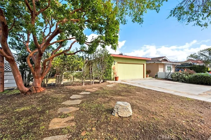 Sizeable Front Yard