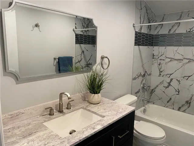 Main House: Bathroom #1