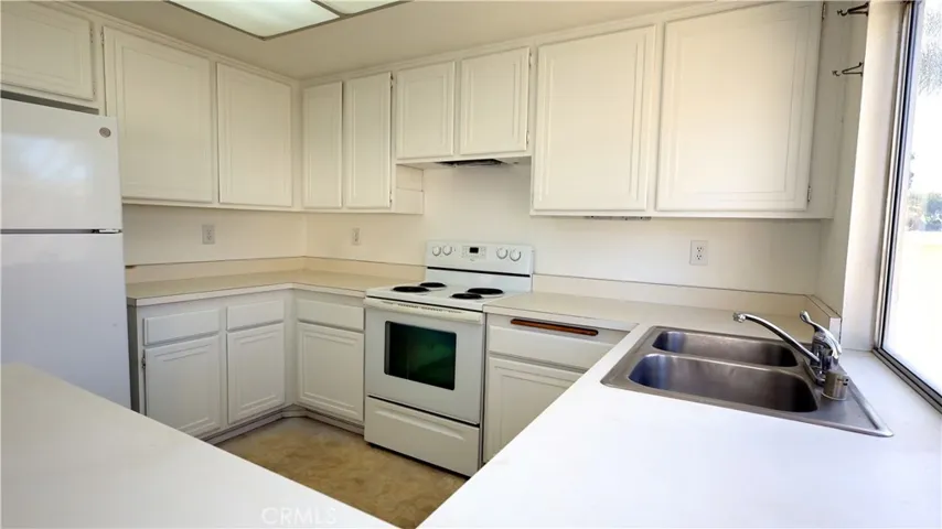 Kitchen: lots of cabinets